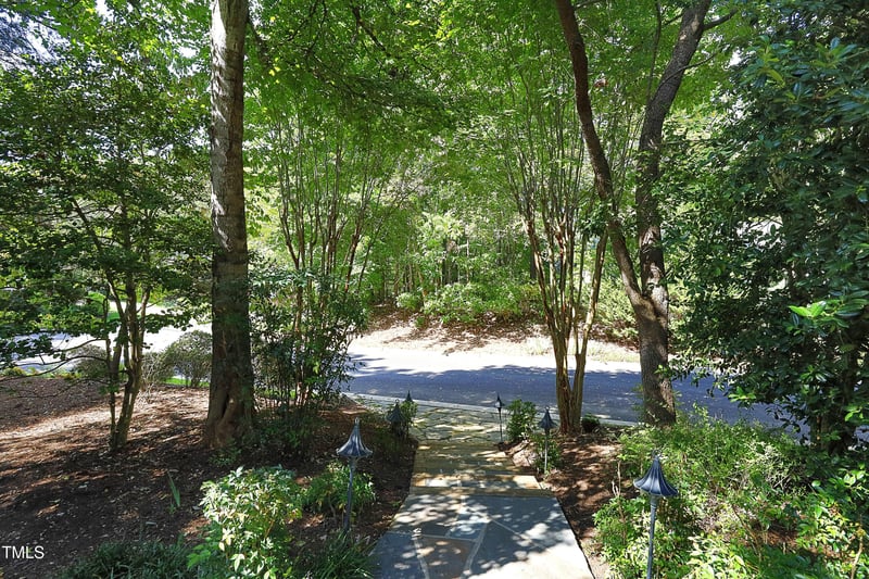 201 Helmsdale Dr, Chapel Hill, NC 27517