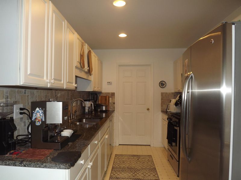 201 Mcgregor Dr #B, Chapel Hill, NC 27514