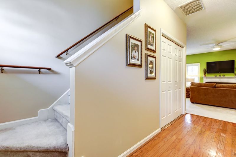 201 Pointe Crest Ct, Cary, NC 27513