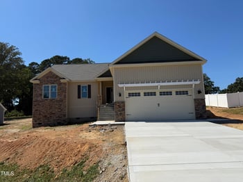 201 Tee Dr, Selma, NC 27576