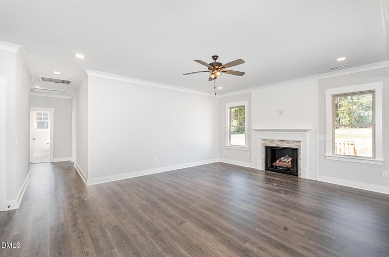 201 Tee Dr, Selma, NC 27576