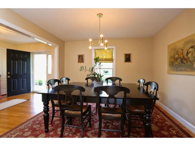 2011 Allen Jarrett Dr, Mebane, NC 27302