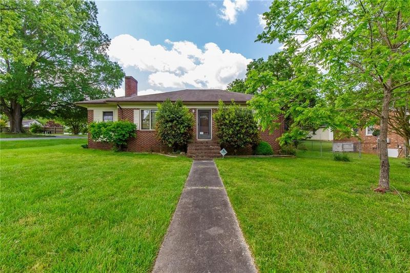 2016 N Ashland Dr, Burlington, NC 27217