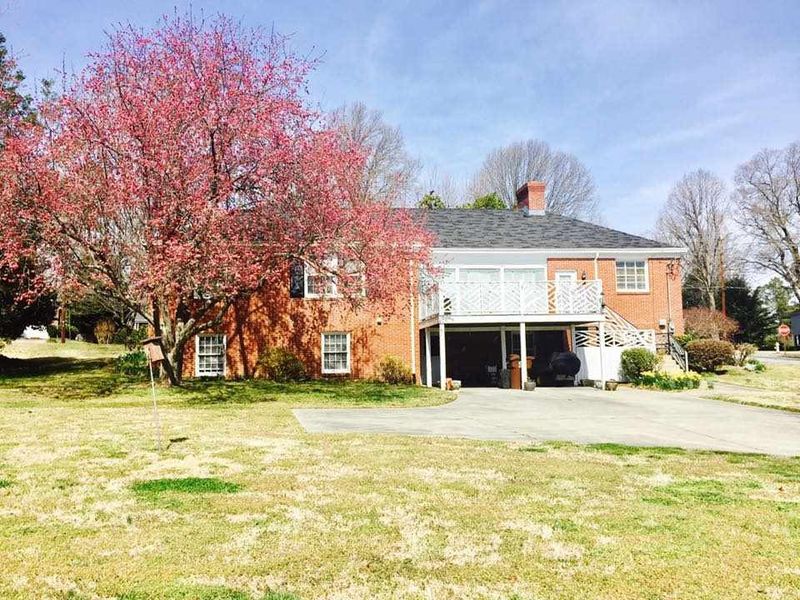 202 Crestwood Dr, Roxboro, NC 27573