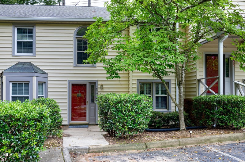 202 Oak Hollow Ct, Raleigh, NC 27613
