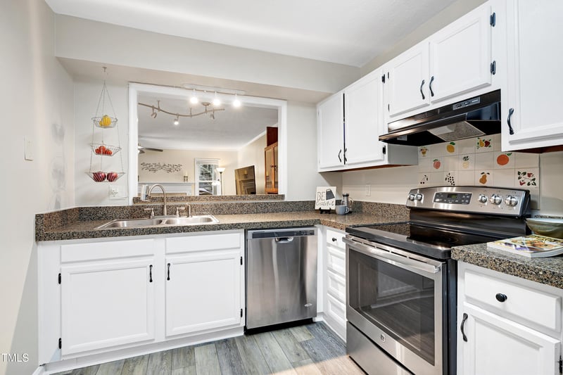 202 Oak Hollow Ct, Raleigh, NC 27613
