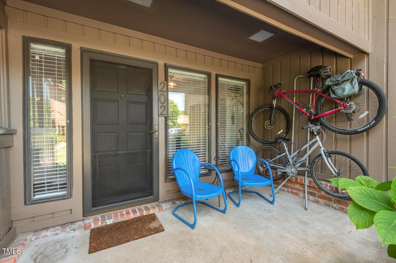 202 Oak Tree Dr, Chapel Hill, NC 27517