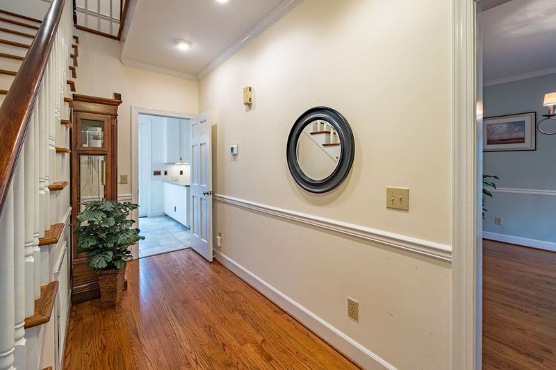 202 Somerset Dr, Chapel Hill, NC 27514