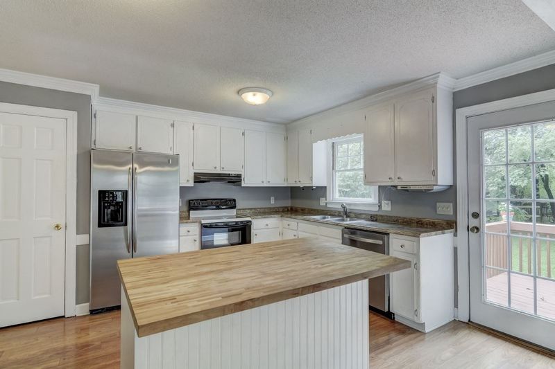 2020 Hunterfield Ln, Raleigh, NC 27609
