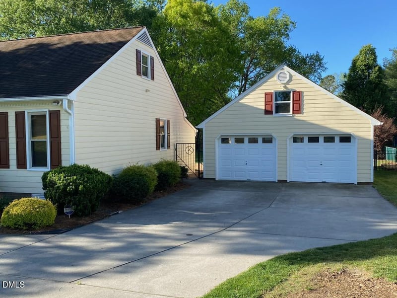 2020 Queen Charlotte Pl, Raleigh, NC 27610