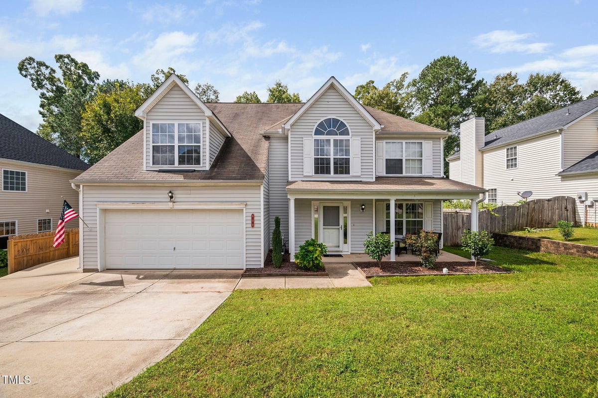 609 Holly Thorn Trace, Holly Springs NC 27540