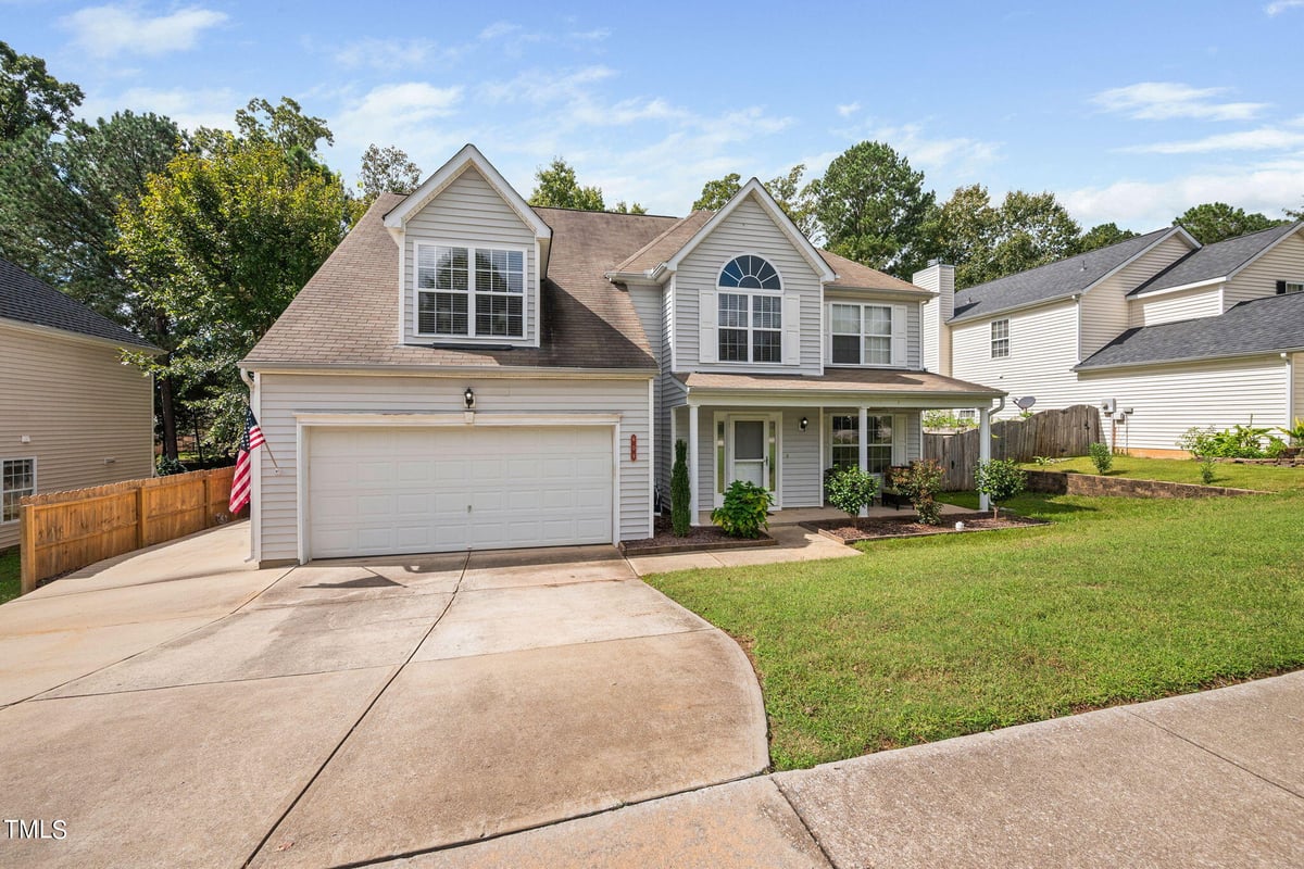 609 Holly Thorn Trace, Holly Springs NC 27540