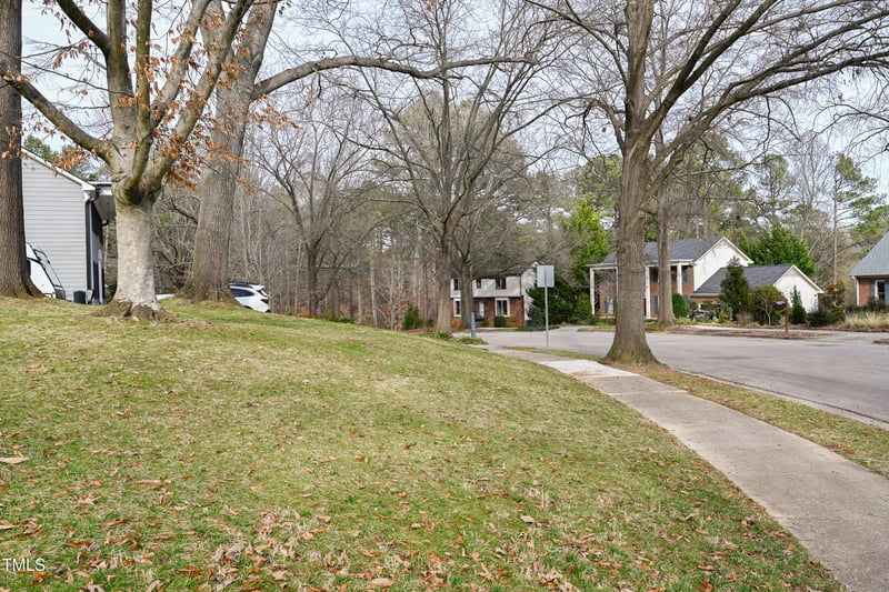 5520 Sweetbriar Dr, Raleigh, NC 27609