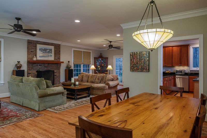 203 Colfax Dr, Chapel Hill, NC 27516