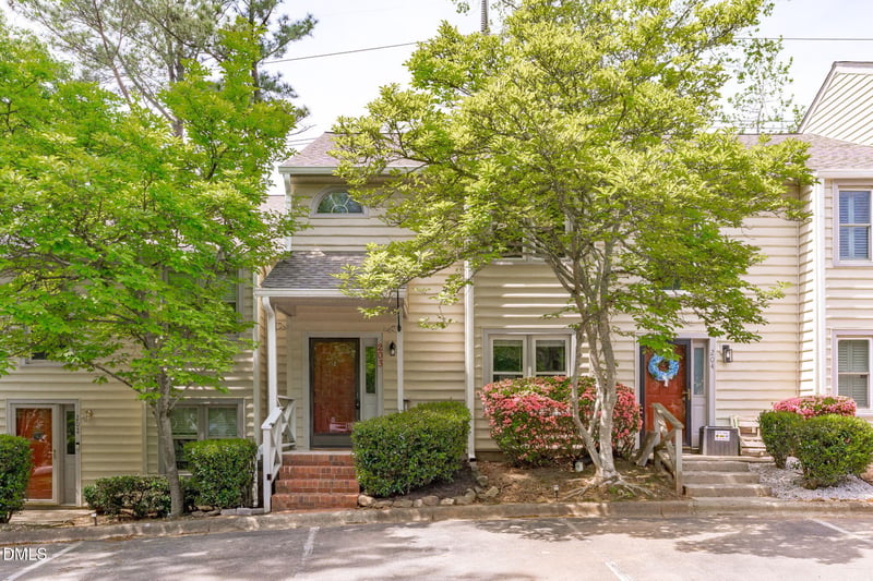 203 Oak Hollow Ct, Raleigh, NC 27613