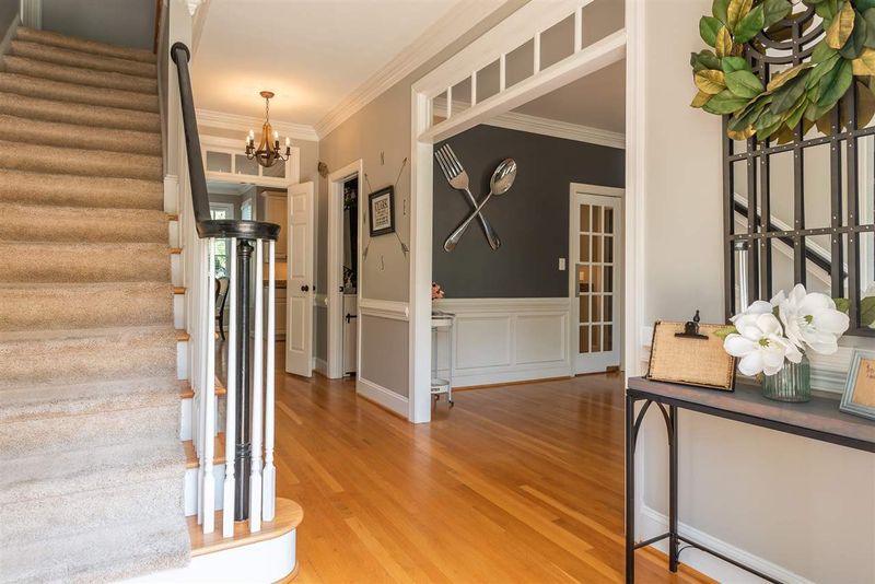 203 Southglen Dr, Cary, NC 27518