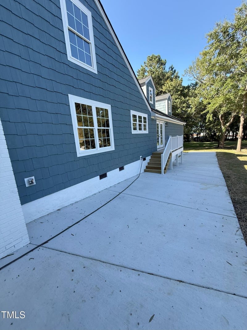203 W Blanche St, Clayton, NC 27520