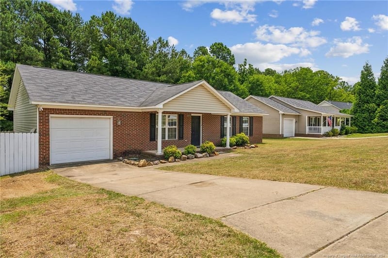 2033 Ashton Rd, Fayetteville, NC 28304
