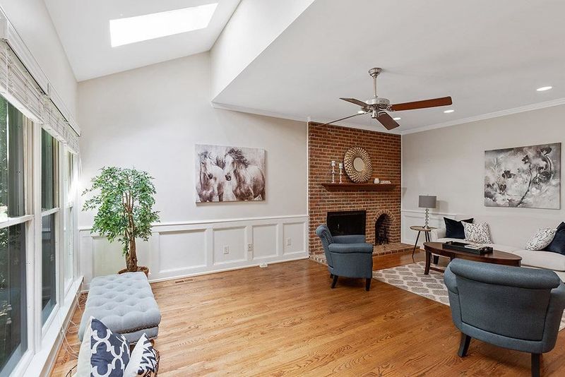 204 Lochside Dr, Cary, NC 27518