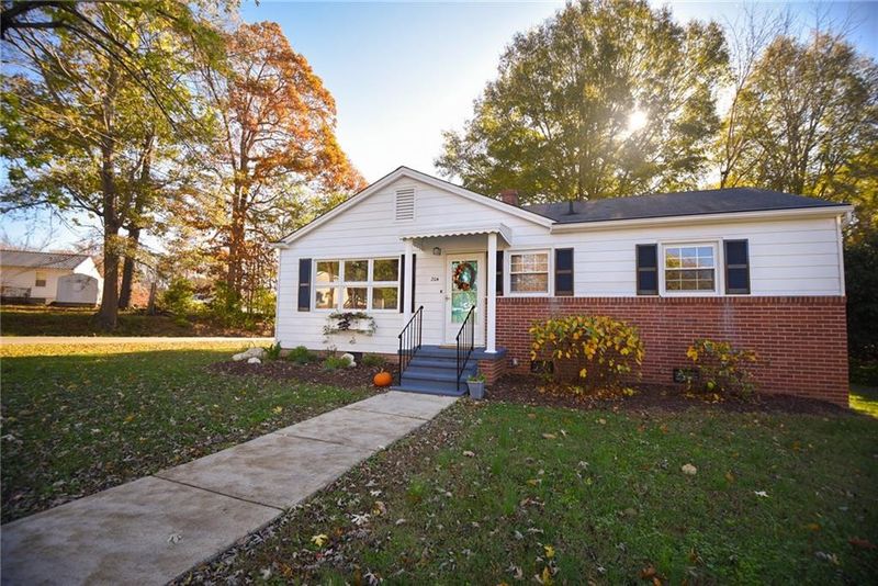 204 Springwood Dr, Burlington, NC 27215