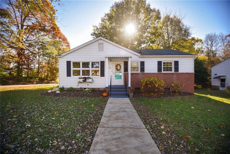 204 Springwood Dr, Burlington, NC 27215