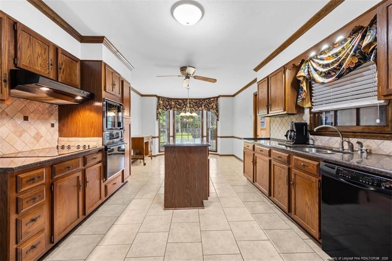 204 Thorncliff Dr, Fayetteville, NC 28303