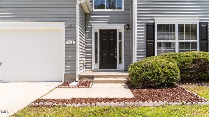 204 Trevor Ridge Dr, Holly Springs, NC 27540