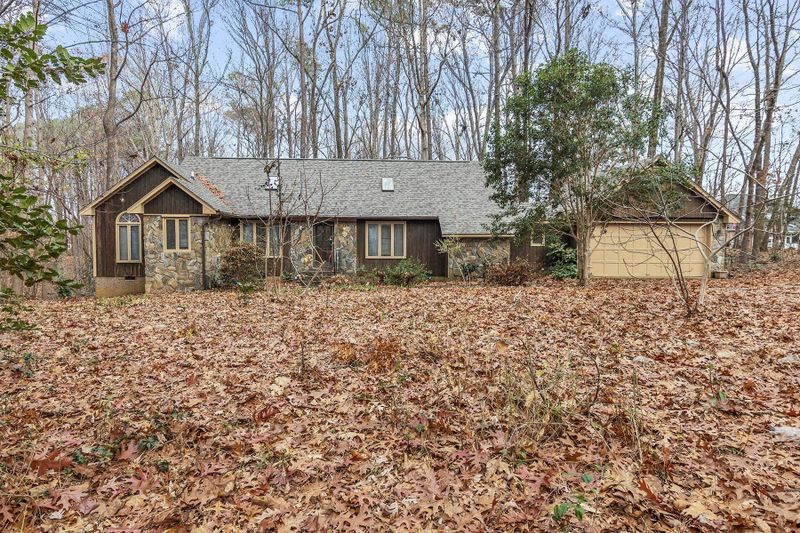 2042 Englewood Dr, Apex, NC 27539
