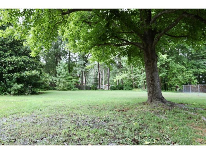 2044 Shirley Dr, Burlington, NC 27215