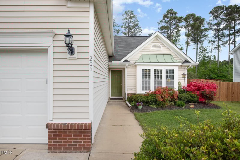 205 Braxcarr St, Holly Springs, NC 27540