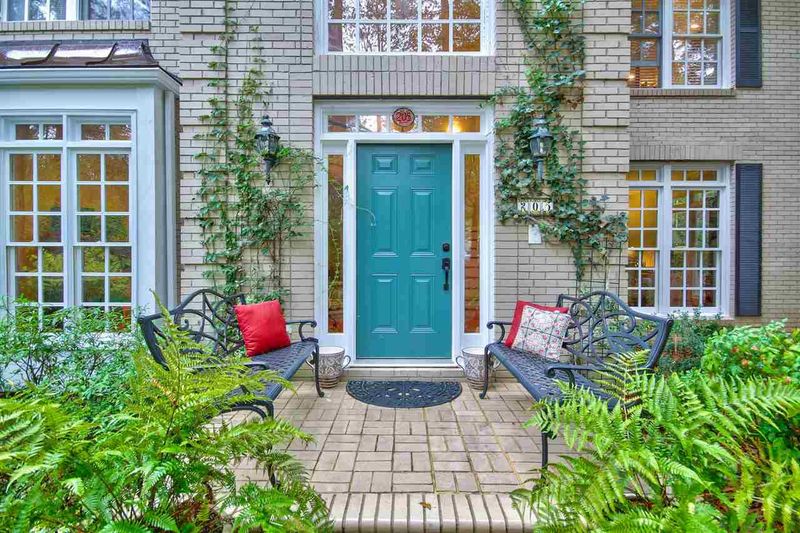 205 Collinson Dr, Chapel Hill, NC 27514