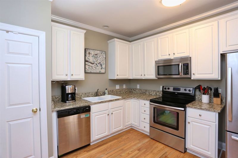 205 Greenview Dr, Chapel Hill, NC 27516