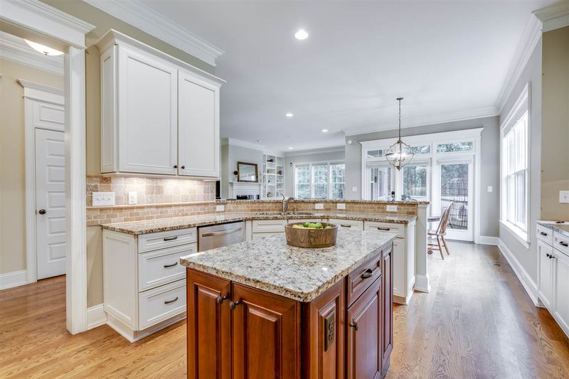 205 Hemler Dr, Chapel Hill, NC 27517