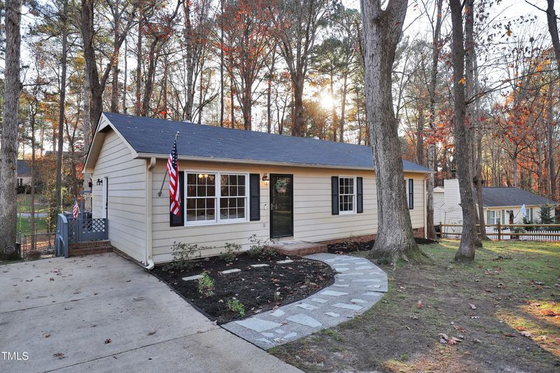205 Honeysuckle Ln, Cary, NC 27513