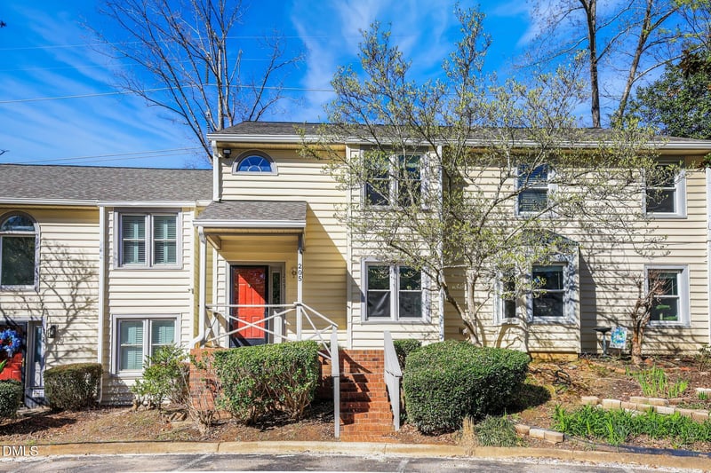 205 Oak Hollow Ct, Raleigh, NC 27613