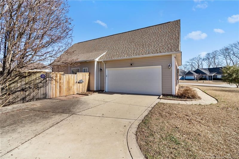 2053 Yellowbrick Rd, Fayetteville, NC 28314