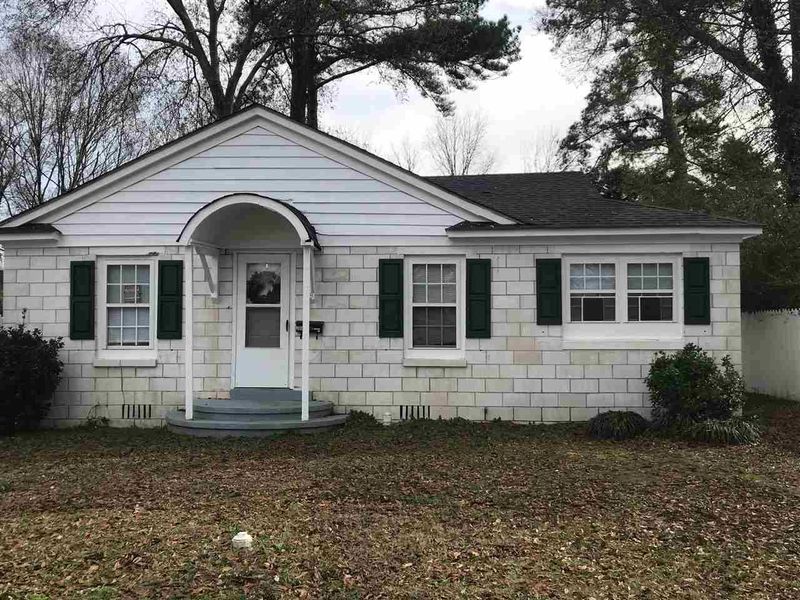 206 N Sharpe St, Selma, NC 27576