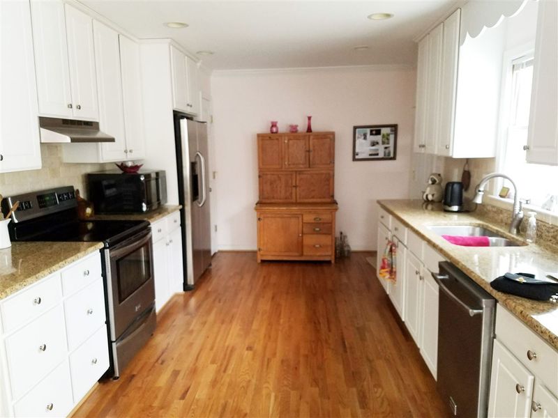 206 Wendy Ct, Cary, NC 27511