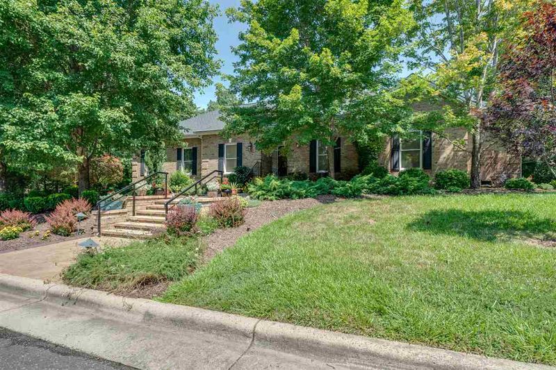 207 Helmsdale Dr, Chapel Hill, NC 27517