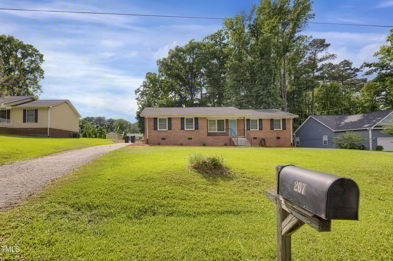 207 Mcleod Dr, Sanford, NC 27330