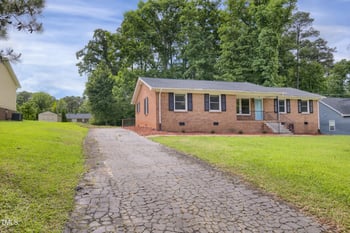 207 Mcleod Dr, Sanford, NC 27330