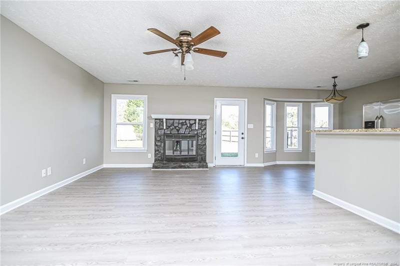 207 Sparrow Dr, Fayetteville, NC 28306