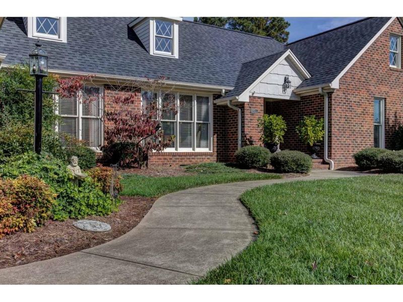 2071 Edgewood Ave, Burlington, NC 27215