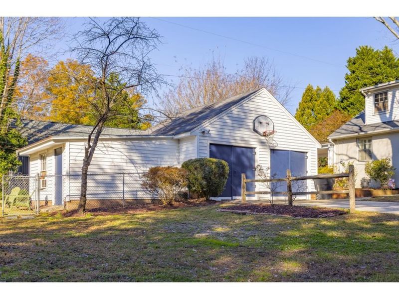 2074 Edgewood Ave, Burlington, NC 27215