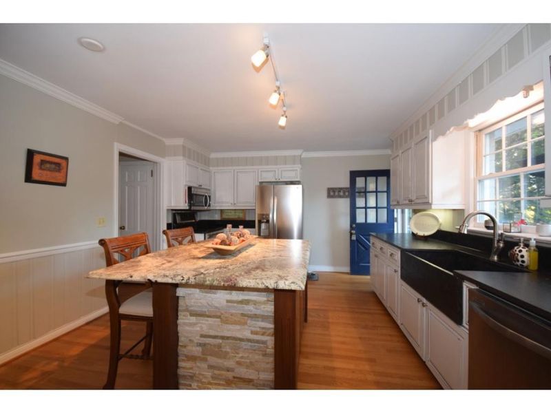 2074 Edgewood Ave, Burlington, NC 27215