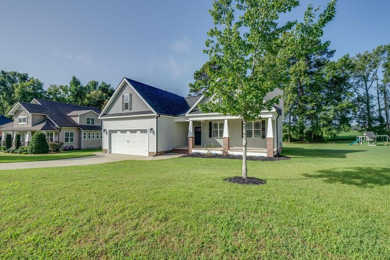 208 Braddock Dr, Lillington, NC 27546