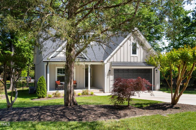 208 Coachlight Trl, Burlington, NC 27215