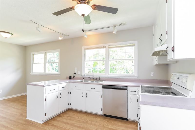208 Gordon St, Cary, NC 27511