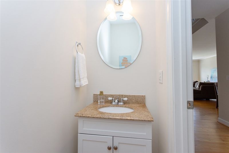 208 Greenview Dr, Chapel Hill, NC 27516