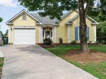208 Hallwood Ct, Holly Springs, NC 27540